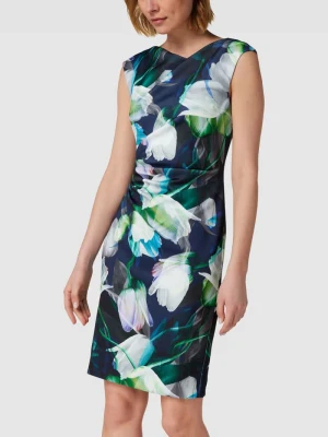 Sukienka koktajlowa z wzorem kwiatowym Swing