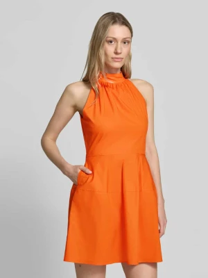 Sukienka koktajlowa ze stójką i tylnym zapięciem na guzik Little Mistress