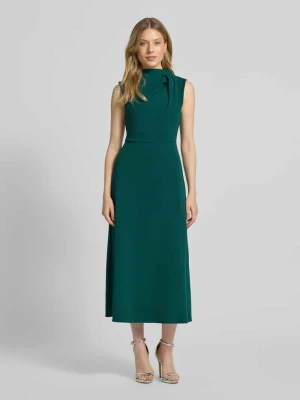 Sukienka koktajlowa ze stójką o kroju bez rękawów RINASCIMENTO