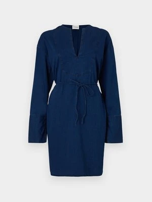 Sukienka koszulowa closed