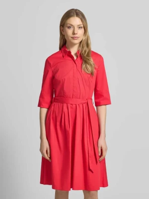 Sukienka koszulowa do kolan z wiązanym paskiem Christian Berg Woman Selection