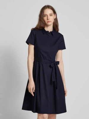 Sukienka koszulowa o długości do kolan w jednolitym kolorze Christian Berg Woman Selection