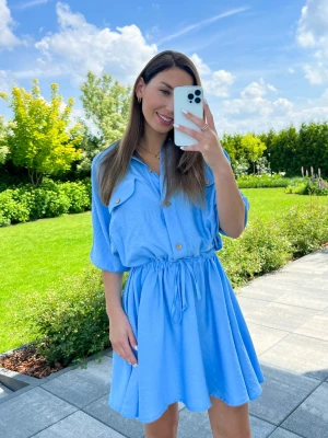Sukienka koszulowa Soya błękitna zapinana na guziki z gumką w talii PERFE