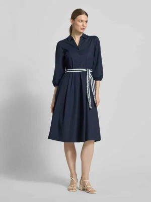 Sukienka koszulowa z dekoltem w serek i wiązanym paskiem MORE & MORE