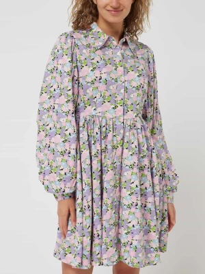 Sukienka koszulowa z kwiatowym wzorem model ‘Judita’ Selected Femme