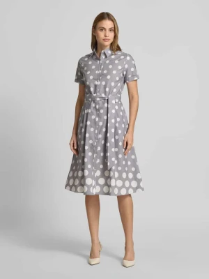 Sukienka koszulowa z wiązanym paskiem MORE & MORE