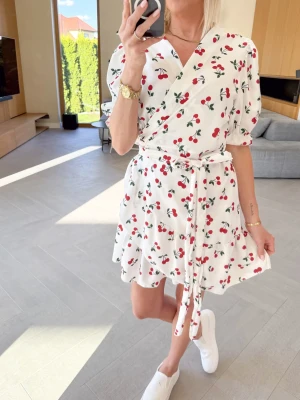 Sukienka Kremowa w Wiśnie ClothStore