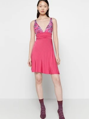 Sukienka letnia Versace Jeans Couture różowy