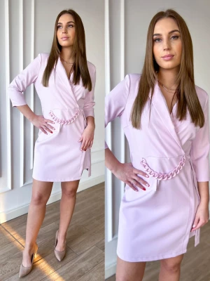 Lea elegancka polska liliowa sukienka z modnym łańcuchem PERFE