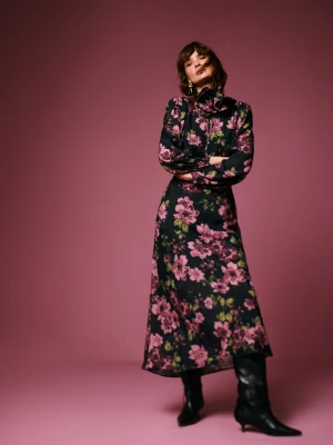 Sukienka maxi w kwiaty z dekoracyjnym kwiatem TARANKO