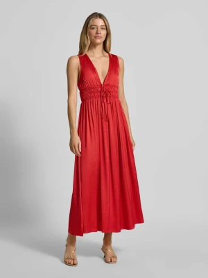 Sukienka maxi z głębokim dekoltem w kształcie V model 'Marja' MbyM