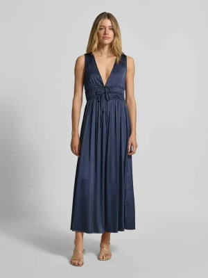 Sukienka maxi z głębokim dekoltem w kształcie V model 'Marja' MbyM