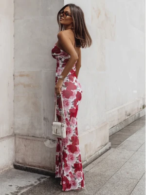 Sukienka maxi z odkrytymi plecami w print LAYAN - wzór 2  magmac 