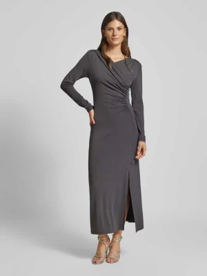 Sukienka midi o dopasowanym kroju w stylu kopertowym z rozcięciem na nodze model ‘RASMINE’ Vero Moda