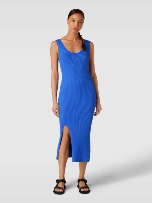 Sukienka midi o kroju podkreślającym figurę z prążkowanego materiału model ‘Relana’ EDITED