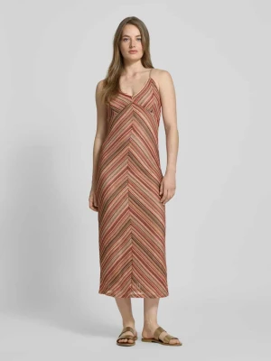 Sukienka midi o kroju podkreślającym sylwetkę z delikatnym wzorem z ażurowej dzianiny model ‘DEMI’ Vero Moda