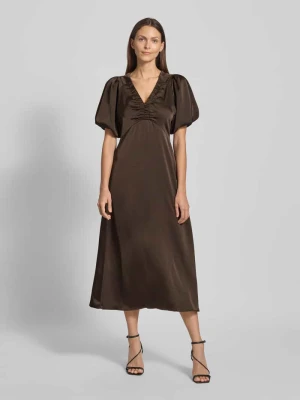 Sukienka midi o kroju regular fit z dekoltem w serek model ‘Illana’ NEO NOIR