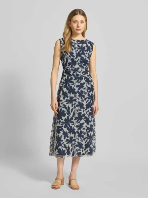 Sukienka midi o kroju regular fit z kwiatowym nadrukiem na całej powierzchni Swing