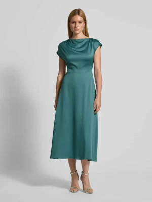 Sukienka midi o kroju relaxed fit z materiałowym pasem Christian Berg Cocktail