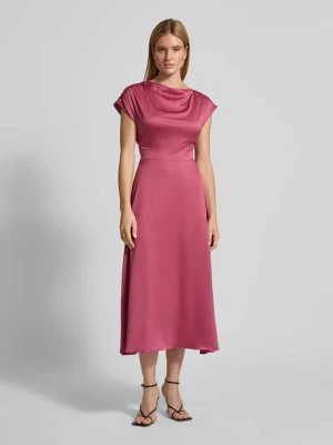 Sukienka midi o kroju relaxed fit z materiałowym pasem Christian Berg Cocktail