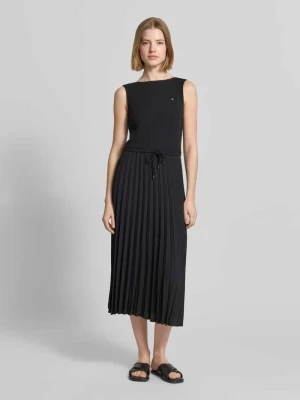 Sukienka midi o kroju slim fit z mieszanki wiskozy Tommy Hilfiger