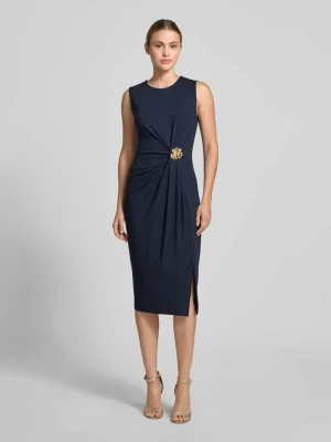 Sukienka midi o kroju slim fit z mieszanki wiskozy z marszczeniami Christian Berg Woman Selection