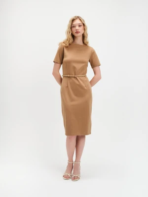 Sukienka midi o prostym kroju