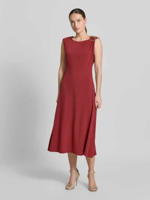 sukienka midi z aplikacją na ramieniu Christian Berg Woman Selection