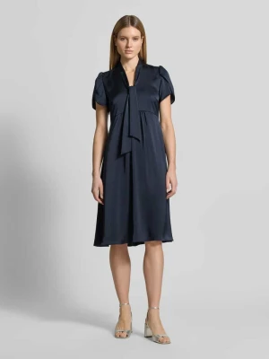 Sukienka midi z dekoltem w serek i kokardą Christian Berg Woman Selection