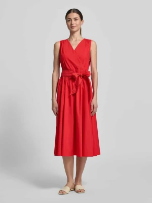Sukienka midi z dekoltem w serek i wiązanym paskiem ROBE LÉGÈRE