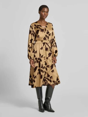 Sukienka midi z dekoltem w serek model ‘Clarette’ MSCH Copenhagen