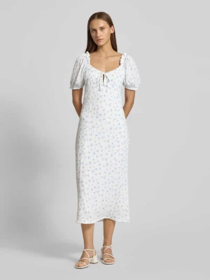 Sukienka midi z efektem marszczenia model ‘Ilma’ Gina Tricot