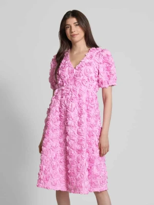 Sukienka midi z fakturowanym wzorem model ‘ROSIVA’ YAS