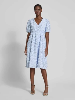 Sukienka midi z fakturowanym wzorem model ‘ROSIVA’ YAS