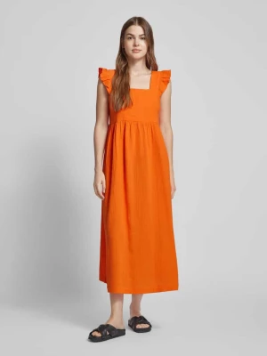 Sukienka midi z fakturowanym wzorem model ‘VIMOLA’ YAS