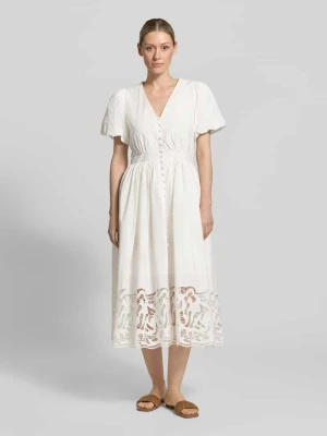 Sukienka midi z haftem ażurowym model 'Cecily' SUNCOO PARIS