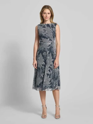 Sukienka midi z kwiatowym nadrukiem na całej powierzchni Swing