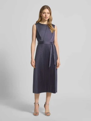 Sukienka midi z plisami i wiązanym paskiem comma