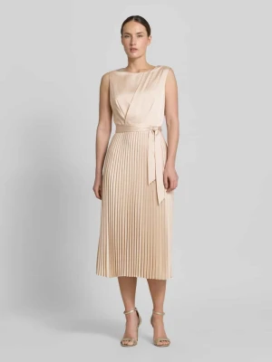 Sukienka midi z plisami i wiązanym paskiem comma