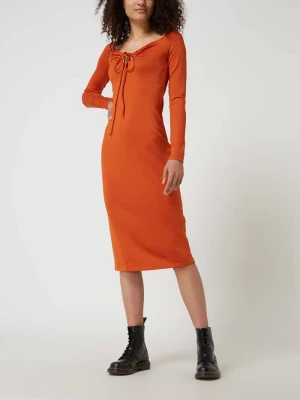 Sukienka midi z wycięciem w kształcie łezki model ‘Helin’ Gina Tricot