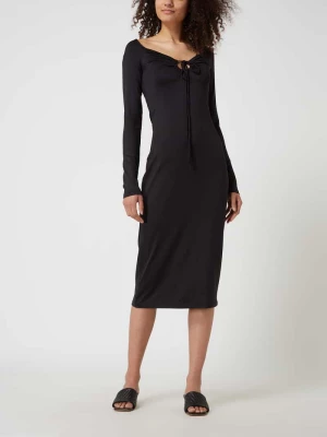 Sukienka midi z wycięciem w kształcie łezki model ‘Helin’ Gina Tricot