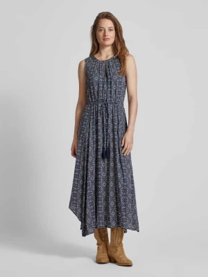 Sukienka midi ze wzorem na całej powierzchni i wycięciem w kształcie łezki Apricot