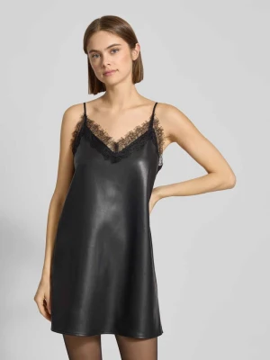 Sukienka mini o kroju regular fit z koronkowym obszyciem z imitacji skóry Gina Tricot