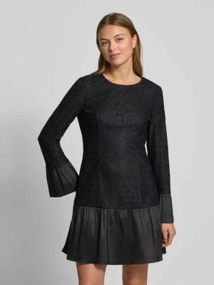 Sukienka mini o kroju slim fit z obszyciem z koronki na całej powierzchni Adrianna Papell