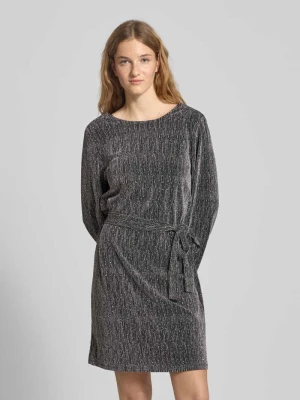 Sukienka mini o luźnym kroju z obszyciem kamieniami stras model ‘MAEVE’ Pieces