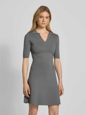 Sukienka mini taliowana z drobnym prążkowaniem Boss