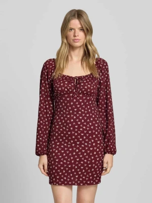 Sukienka mini taliowana z fakturowanym wzorem model ‘HILLARY’ Only