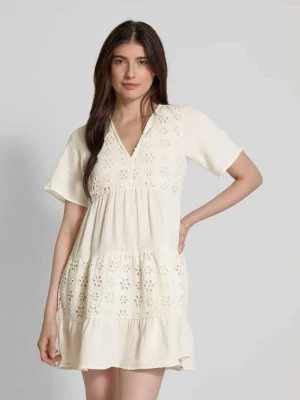 Sukienka mini taliowana z haftem angielskim model ‘NATALI’ Vero Moda