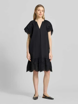 Sukienka mini w kroju relaxed fit z kwiatowym haftem angielskim Christian Berg Czarny
