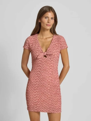 Sukienka mini z dekoltem w serek i wiązanym detalem model ‘NALENY’ Guess